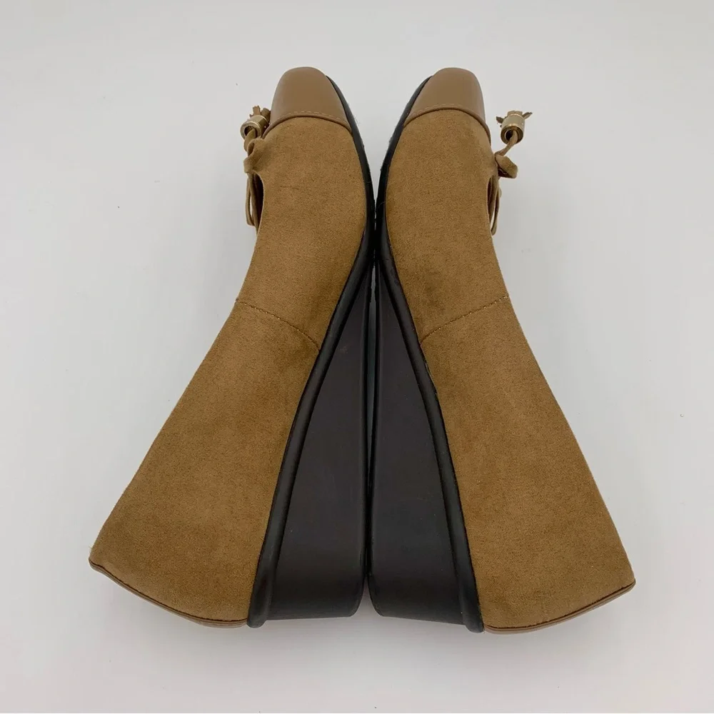 Catherine’s Wedge Heels Shoes Women Sz 9W WIDE Tan Faux Suede Comfort Bow Tassel